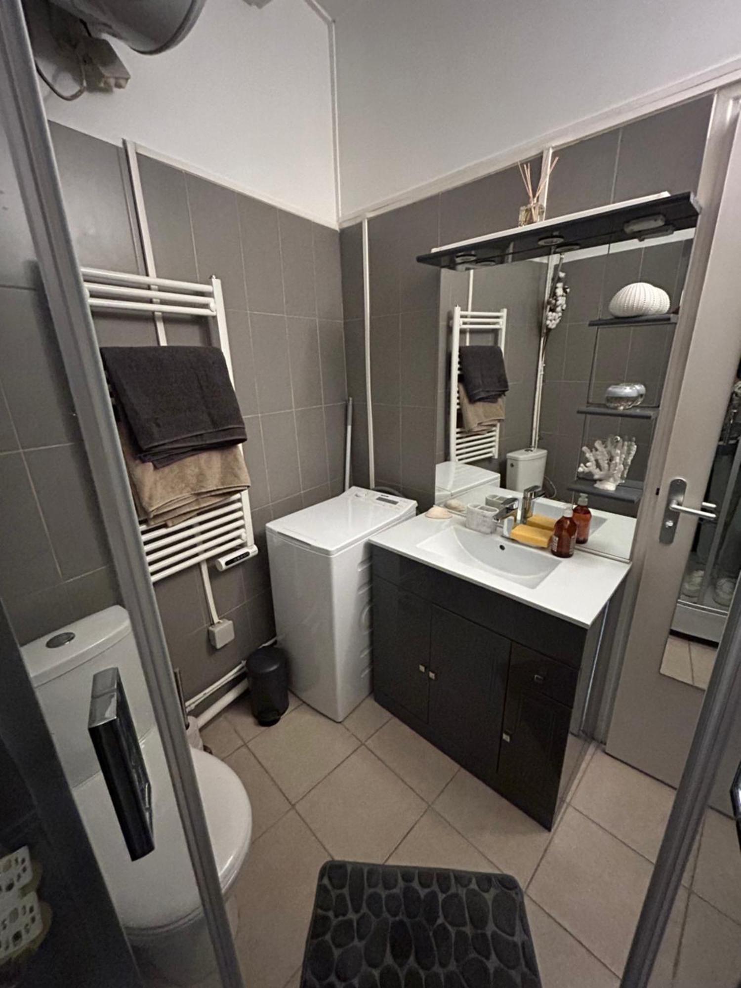 Grand Studio Entierement Renove Au Coeur De Paris Apartment Exterior foto